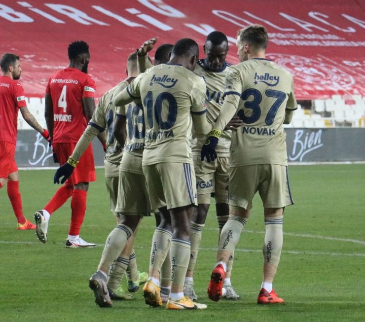 Süper Lig: Sivasspor: 1 - Fenerbahçe: 1 (İlk yarı)