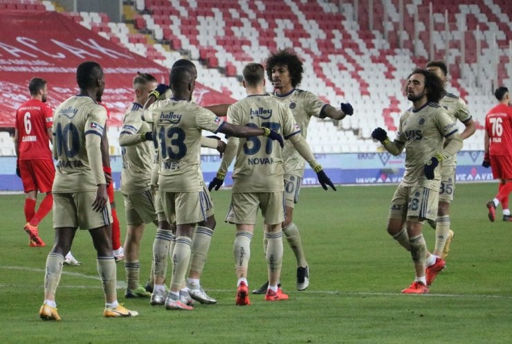 Süper Lig: Sivasspor: 1 - Fenerbahçe: 1 (İlk yarı)