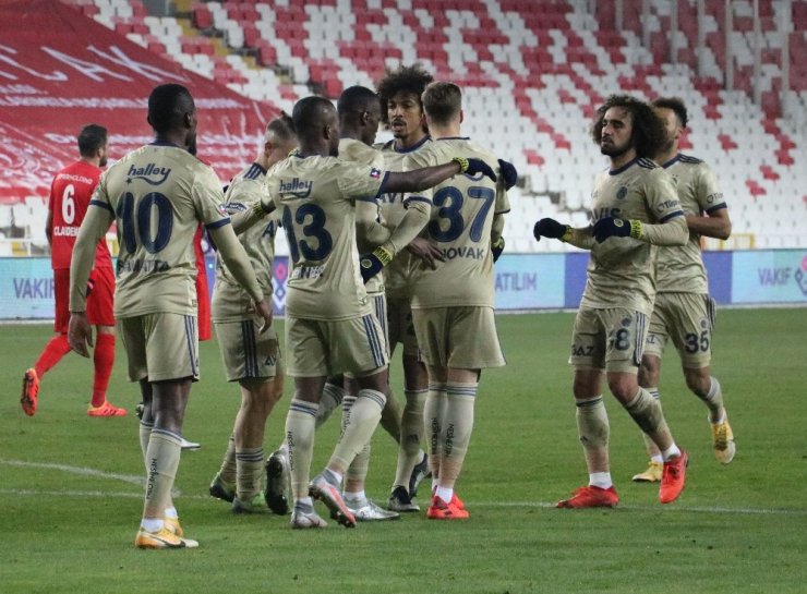 Süper Lig: Sivasspor: 1 - Fenerbahçe: 1 (İlk yarı)