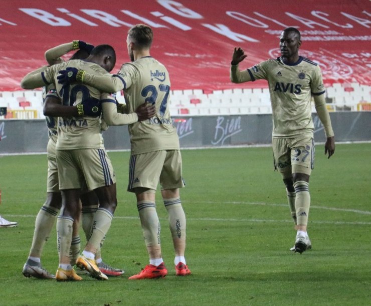 Süper Lig: Sivasspor: 1 - Fenerbahçe: 1 (İlk yarı)