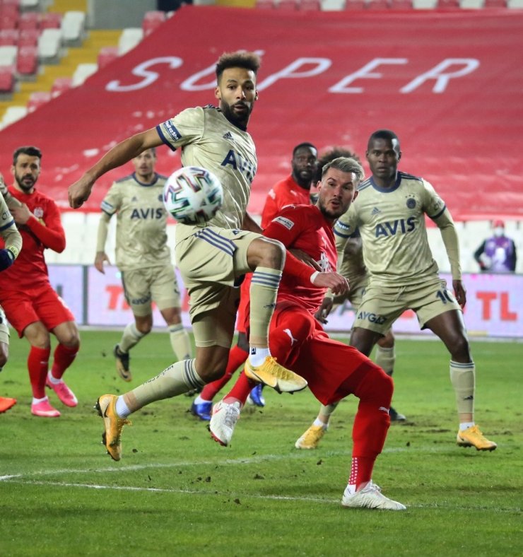 Süper Lig: Sivasspor: 1 - Fenerbahçe: 1 (İlk yarı)