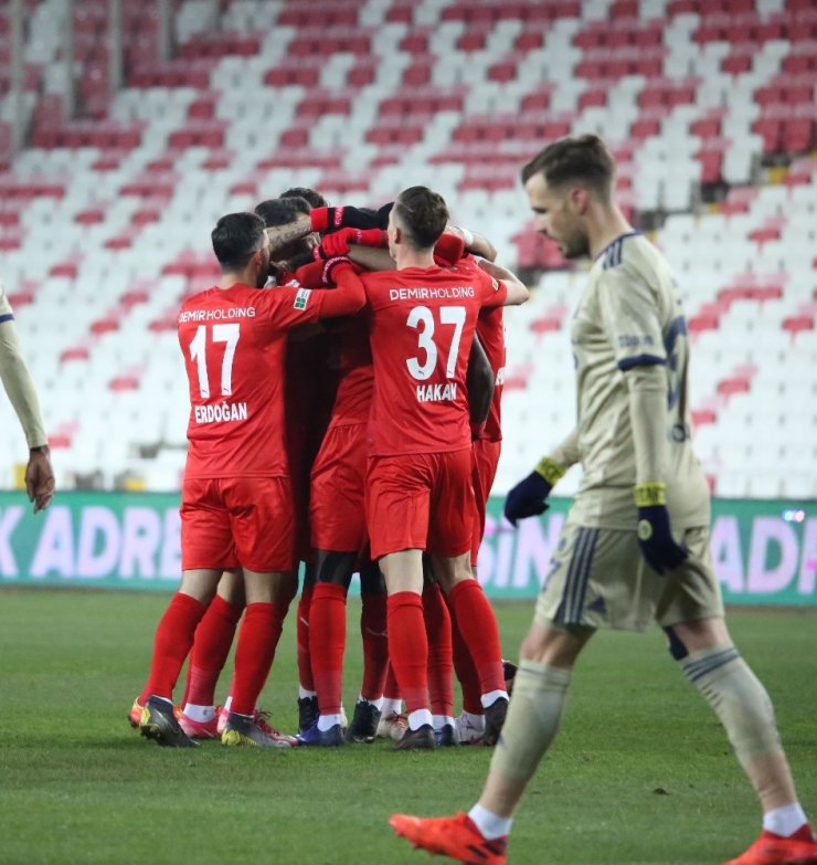 Süper Lig: Sivasspor: 1 - Fenerbahçe: 1 (İlk yarı)