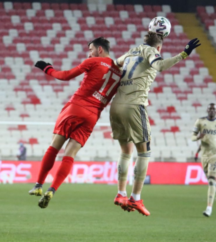 Süper Lig: Sivasspor: 1 - Fenerbahçe: 1 (İlk yarı)