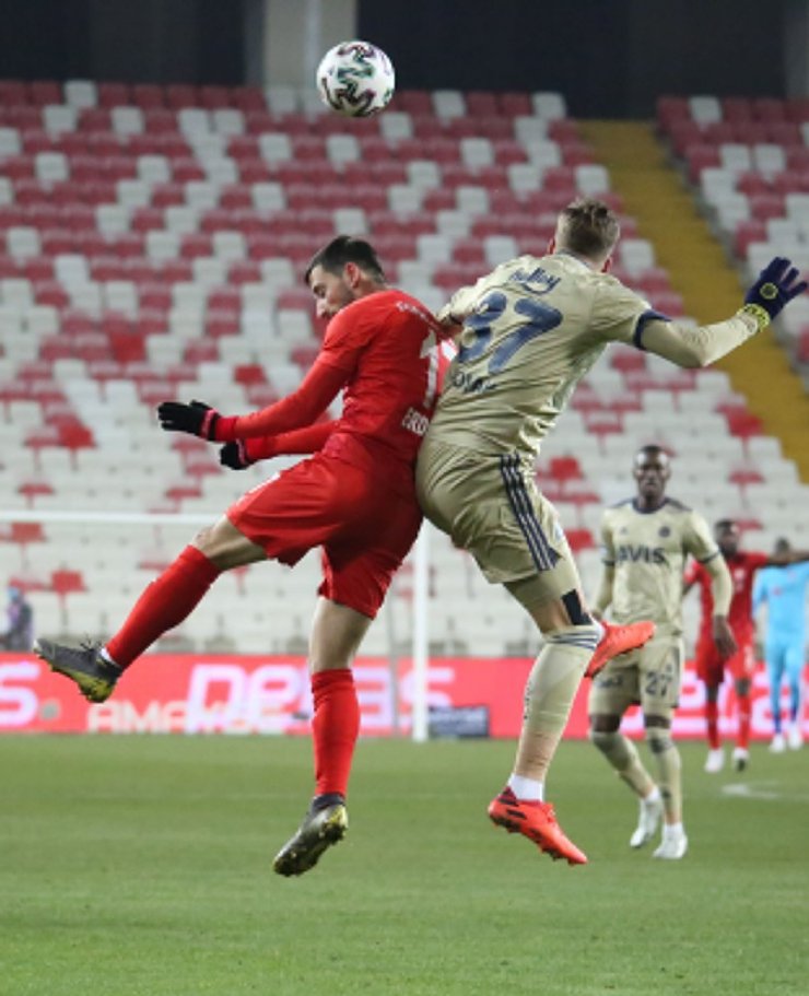 Süper Lig: Sivasspor: 1 - Fenerbahçe: 1 (İlk yarı)