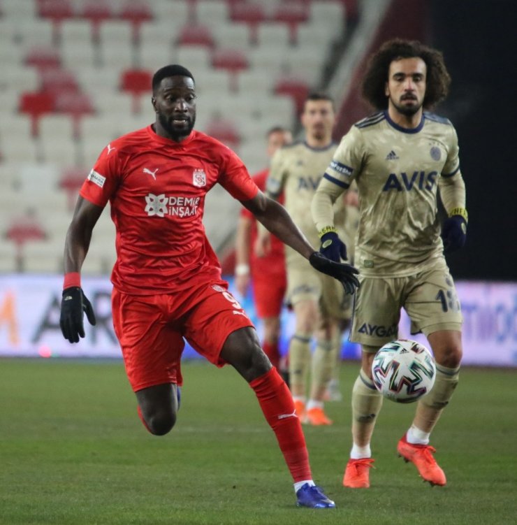 Süper Lig: Sivasspor: 1 - Fenerbahçe: 1 (İlk yarı)