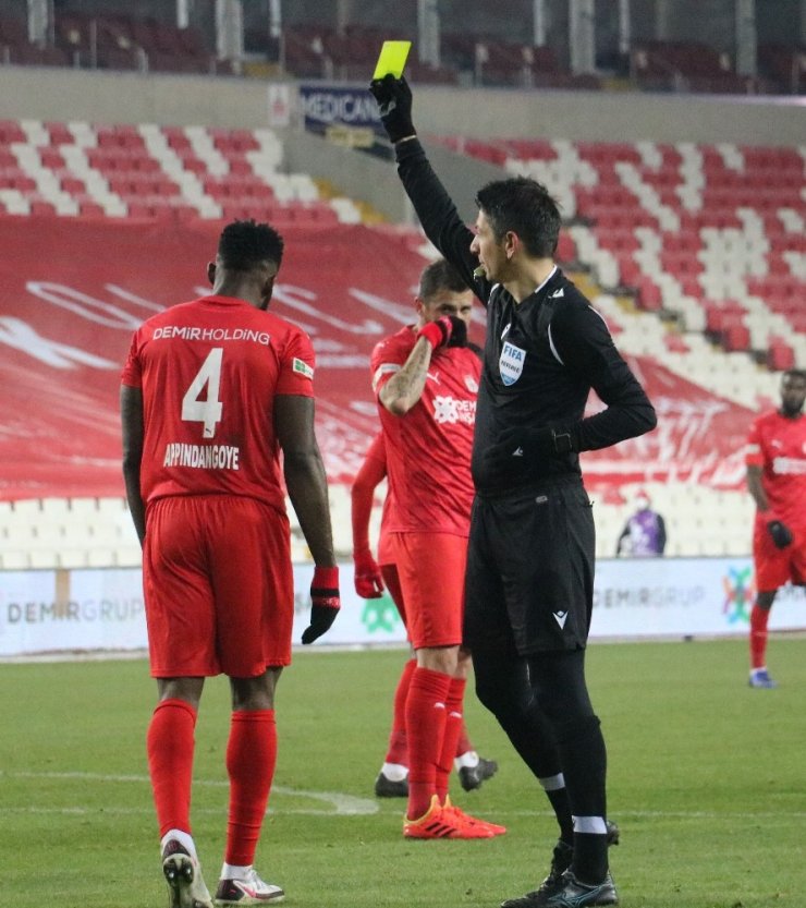 Süper Lig: Sivasspor: 1 - Fenerbahçe: 1 (İlk yarı)