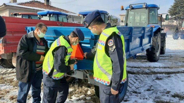 “Reflektör Tak, Görünür Ol” sloganıyla traktör sürücülerine reflektör dağıtıldı