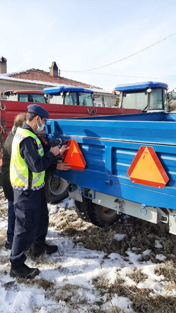 “Reflektör Tak, Görünür Ol” sloganıyla traktör sürücülerine reflektör dağıtıldı