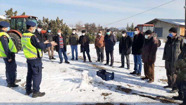 “Reflektör Tak, Görünür Ol” sloganıyla traktör sürücülerine reflektör dağıtıldı