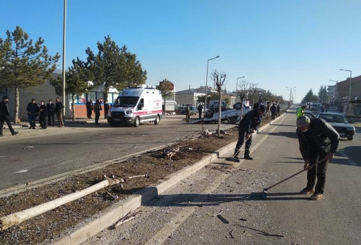 Takla atan otomobilden hafif sıyrıklarla kurtuldular