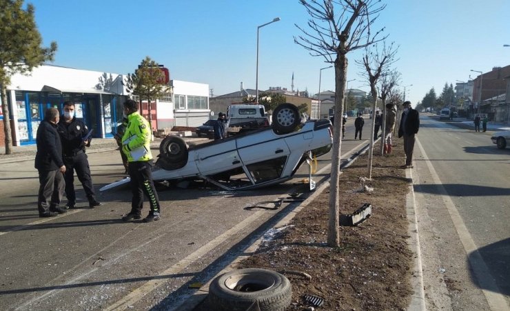 Takla atan otomobilden hafif sıyrıklarla kurtuldular