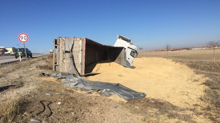 Kulu’da arpa yüklü tır devrildi: 1 yaralı