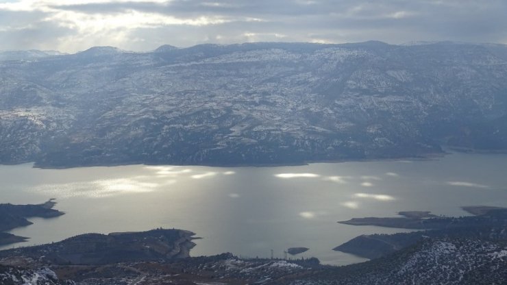 Güneş ile bulutların doğal ışık gösterisi