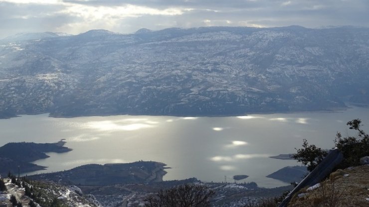 Güneş ile bulutların doğal ışık gösterisi