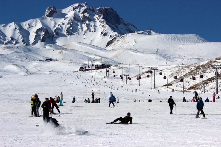 Kayakseverler sömestrde Erciyes’i tercih etti