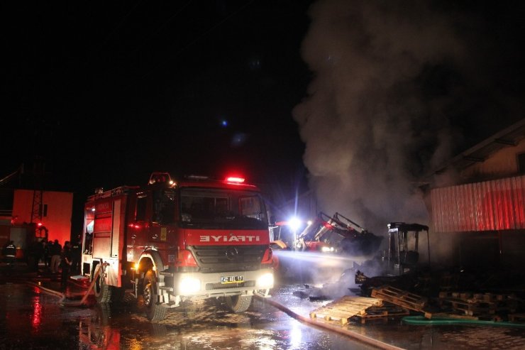 Elektrik kontağı tavuk çiftliğini yaktı