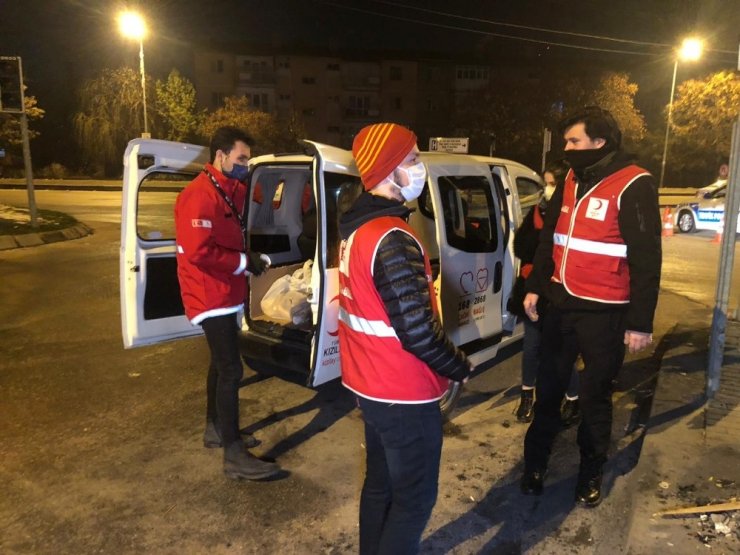 Türk Kızılay ekipleri Ankara’da soğuk havada nöbet tutan ekiplere çorba ikramında bulundu