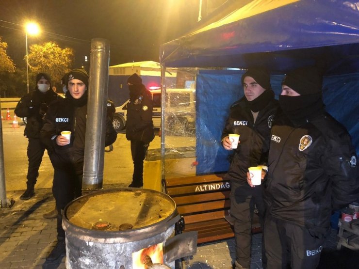 Türk Kızılay ekipleri Ankara’da soğuk havada nöbet tutan ekiplere çorba ikramında bulundu