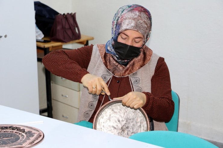 Bakır kadın elinde sanata dönüşüyor