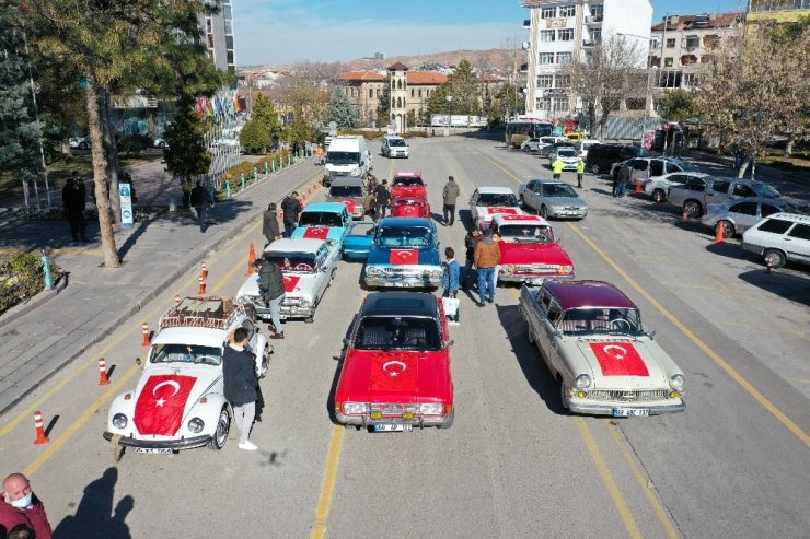 Klasik otomobiller müzikli kortejle eğlendirdi