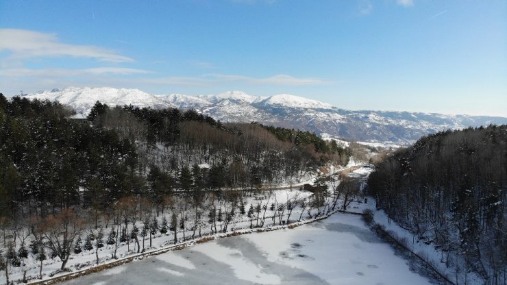 Karagöl Tabiat Parkı beyaza büründü