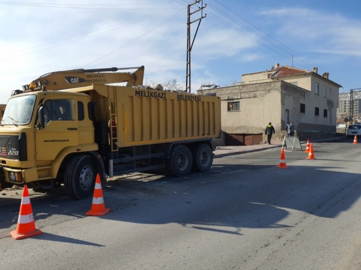 Melikgazi’de metruk bina yıkımları devam ediyor