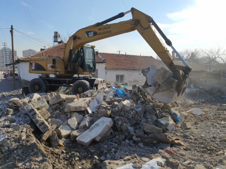 Melikgazi’de metruk bina yıkımları devam ediyor