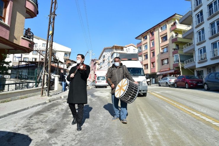 Mamak sokaklarında müzik resitali