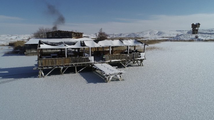 Kısmen buz tutan gölde doyumsuz manzara