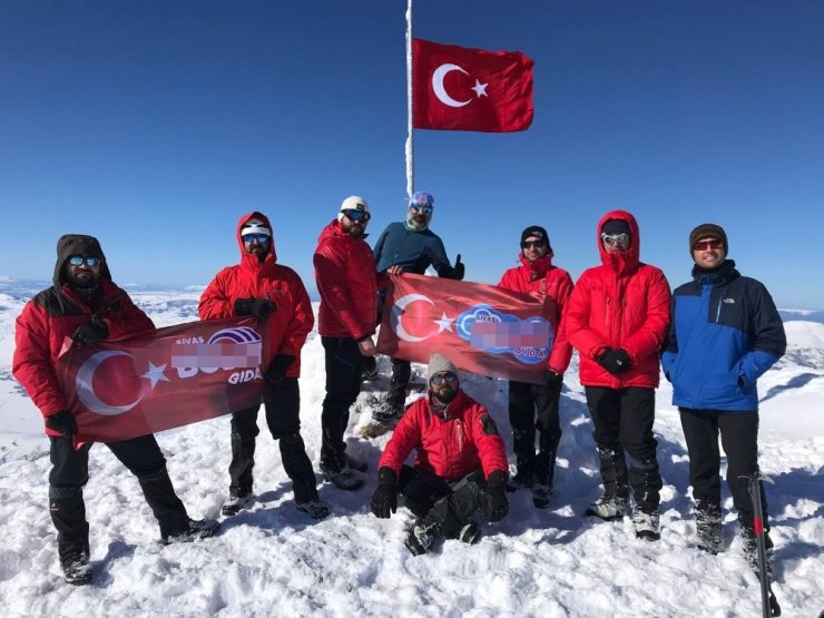 Özel izin alıp 4 saat Türk Bayrağı için tırmandılar