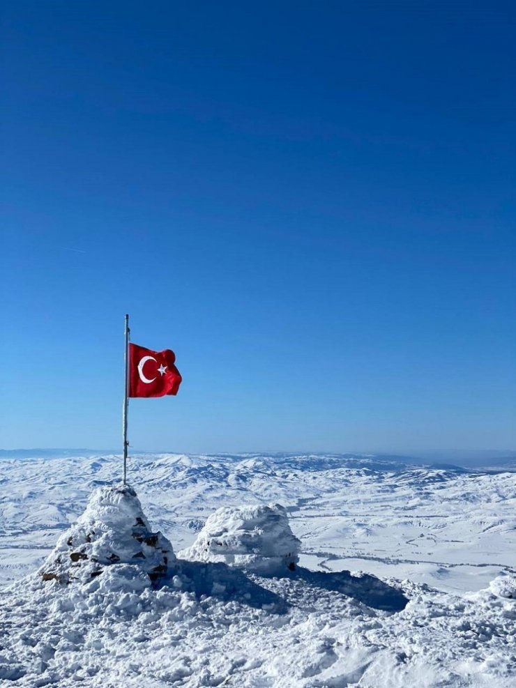 Özel izin alıp 4 saat Türk Bayrağı için tırmandılar