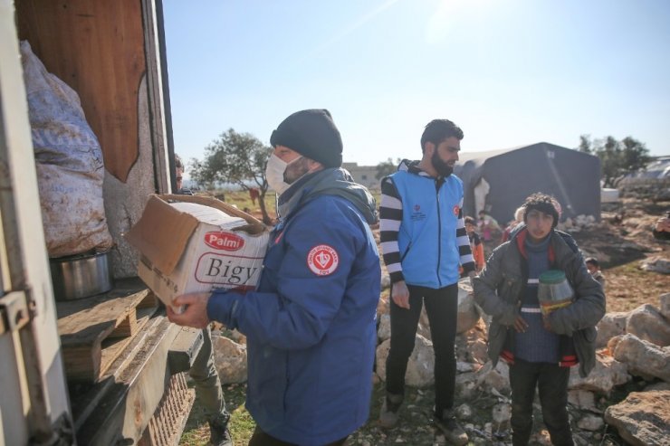 İdlib’de çamur içinde yaşayan aileler sıcak yuvaya kavuşuyor