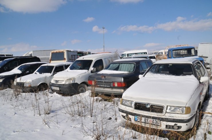 Piyasa değeri milyonları bulan binlerce araç çürümeye terk edildi