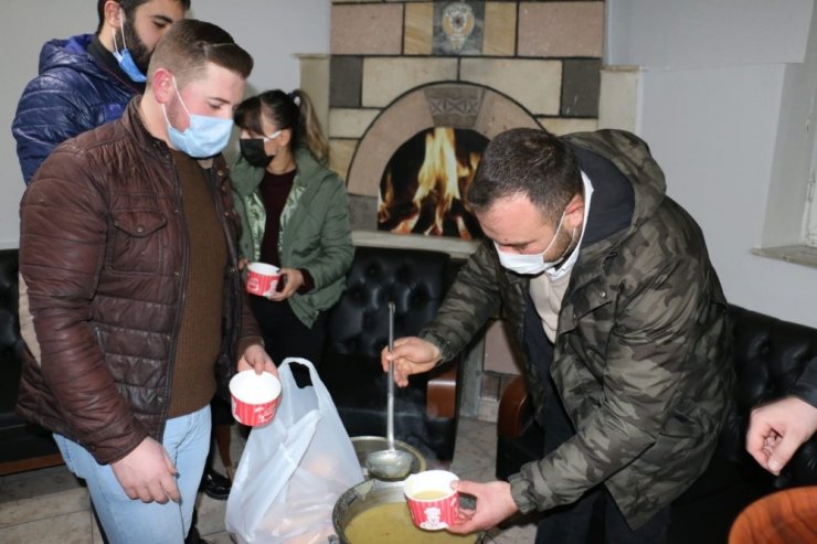 AK Parti Ürgüp Gençlik Kolları, güvenlik güçleri ve sağlık çalışanlarına çorba ikram etti