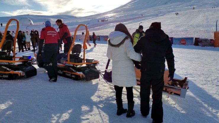 Kayak yaparken yaralanan turistin imdadına jandarma koştu