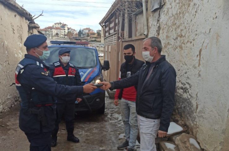 Jandarma, yolda bulduğu cüzdanı sahibine teslim etti