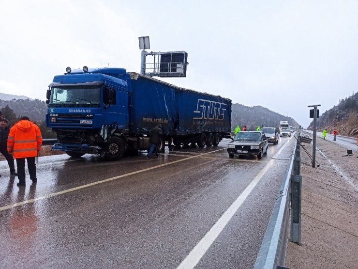 Özbek sürücünün kullandığı tır bariyerlere çarptı: 1 yaralı