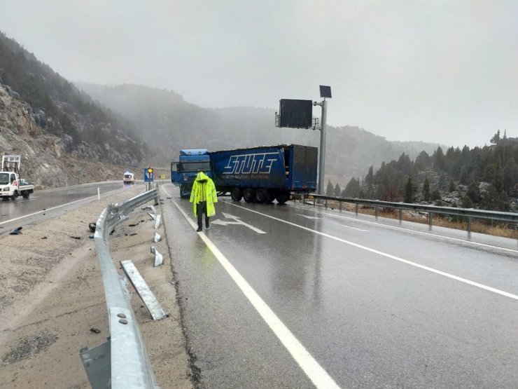 Özbek sürücünün kullandığı tır bariyerlere çarptı: 1 yaralı