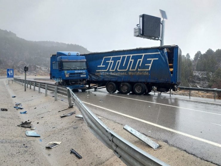 Özbek sürücünün kullandığı tır bariyerlere çarptı: 1 yaralı