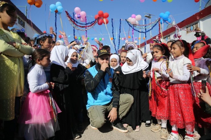 Savaş mağduru çocuklar için bestelediği parçasının lansmanını yetimlerle yaptı