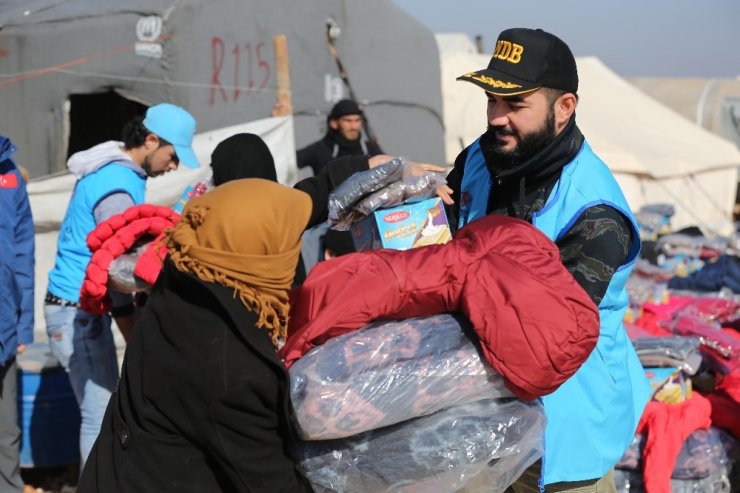 Savaş mağduru çocuklar için bestelediği parçasının lansmanını yetimlerle yaptı