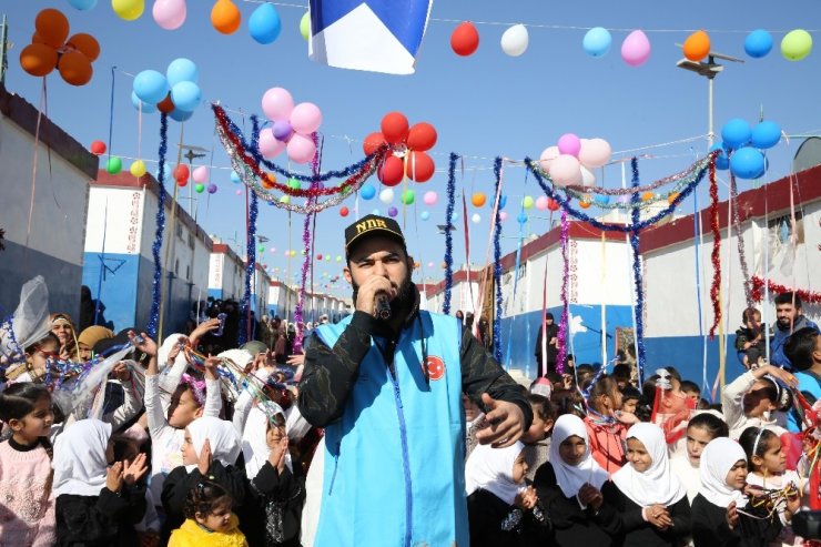 Savaş mağduru çocuklar için bestelediği parçasının lansmanını yetimlerle yaptı