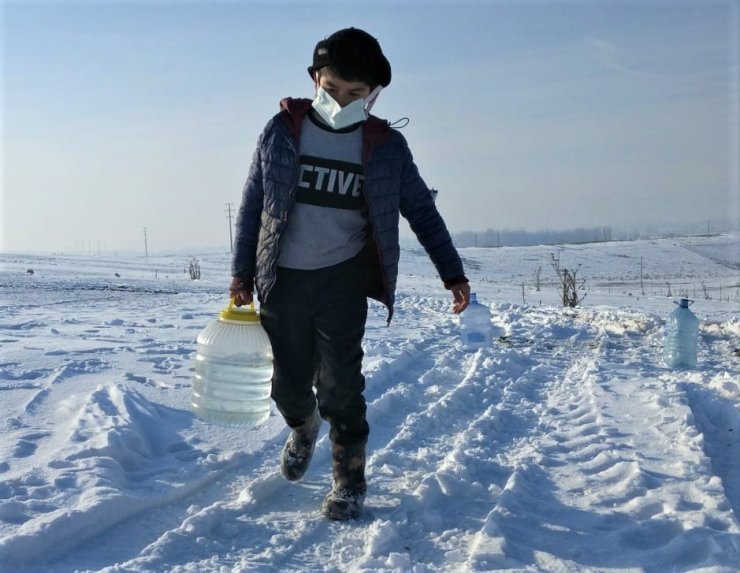 4 yıldır kilometrelerce yürüyüp kovalarla, güğümlerle su taşıyorlar