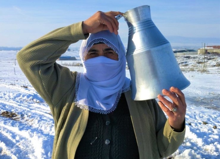 4 yıldır kilometrelerce yürüyüp kovalarla, güğümlerle su taşıyorlar