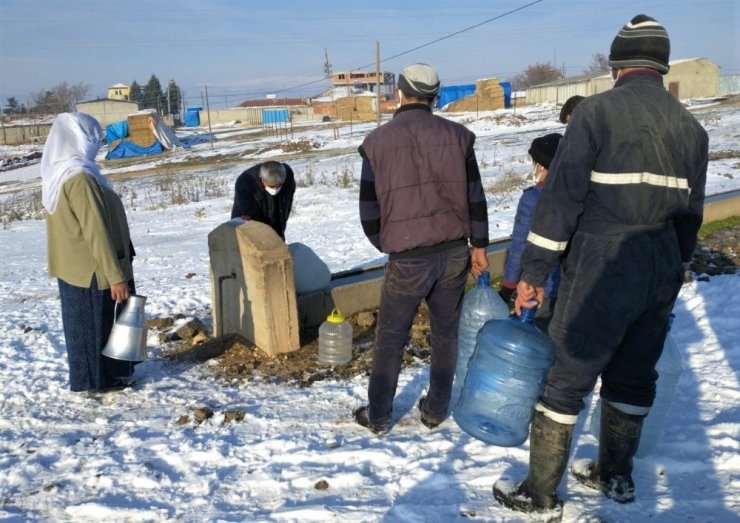 4 yıldır kilometrelerce yürüyüp kovalarla, güğümlerle su taşıyorlar