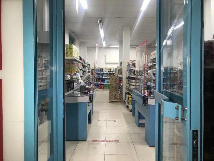 Marketin tuvaletinde saklanıp 25 bin lirayı çaldılar