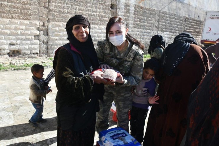 Türk Silahlı Kuvvetleri’nden Rasulaynlı ihtiyaç sahiplerine gıda yardımı