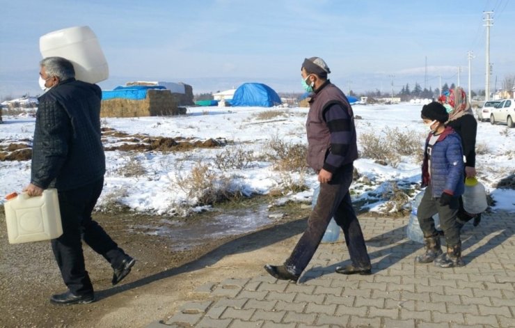 4 yıldır kilometrelerce yürüyüp kovalarla, güğümlerle su taşıyorlar