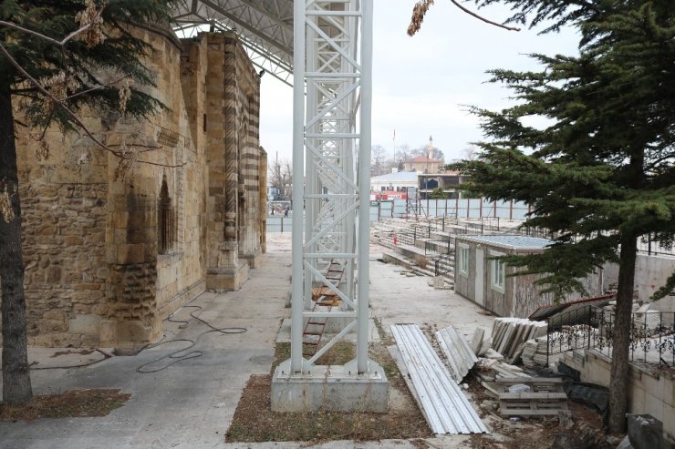 Tadilata alınan tarihi medresede çalışmalar durdu