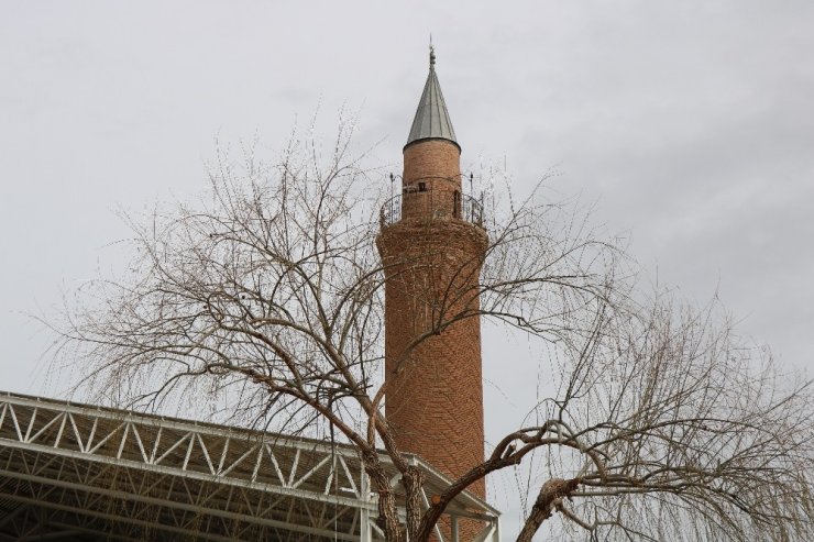 Tadilata alınan tarihi medresede çalışmalar durdu